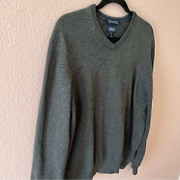 GH Bass & Co Mens Sweater Medium Gray Minimalist Cozy Elevated Basic Preppy - Picture 3 of 9
